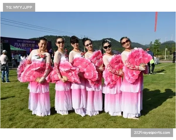 赛场花絮：大雨中进行的巴拉多利德主场战，工作人员多次进场处理积水